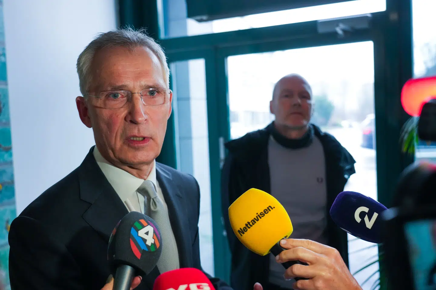 Den norske finansminister, Jens Stoltenberg, fremlægger mandag regeringens forslag til afgiftslettelser på brændstof. Et flertal uden om regeringen har tvunget forslaget igennem.