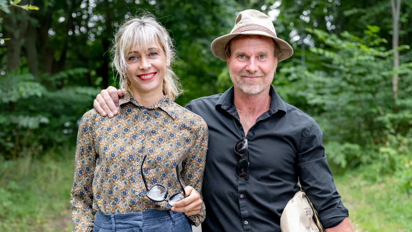 Ægteparret Laura Drasbæk og Lasse Spang Olsen bor stadig ikke sammen.