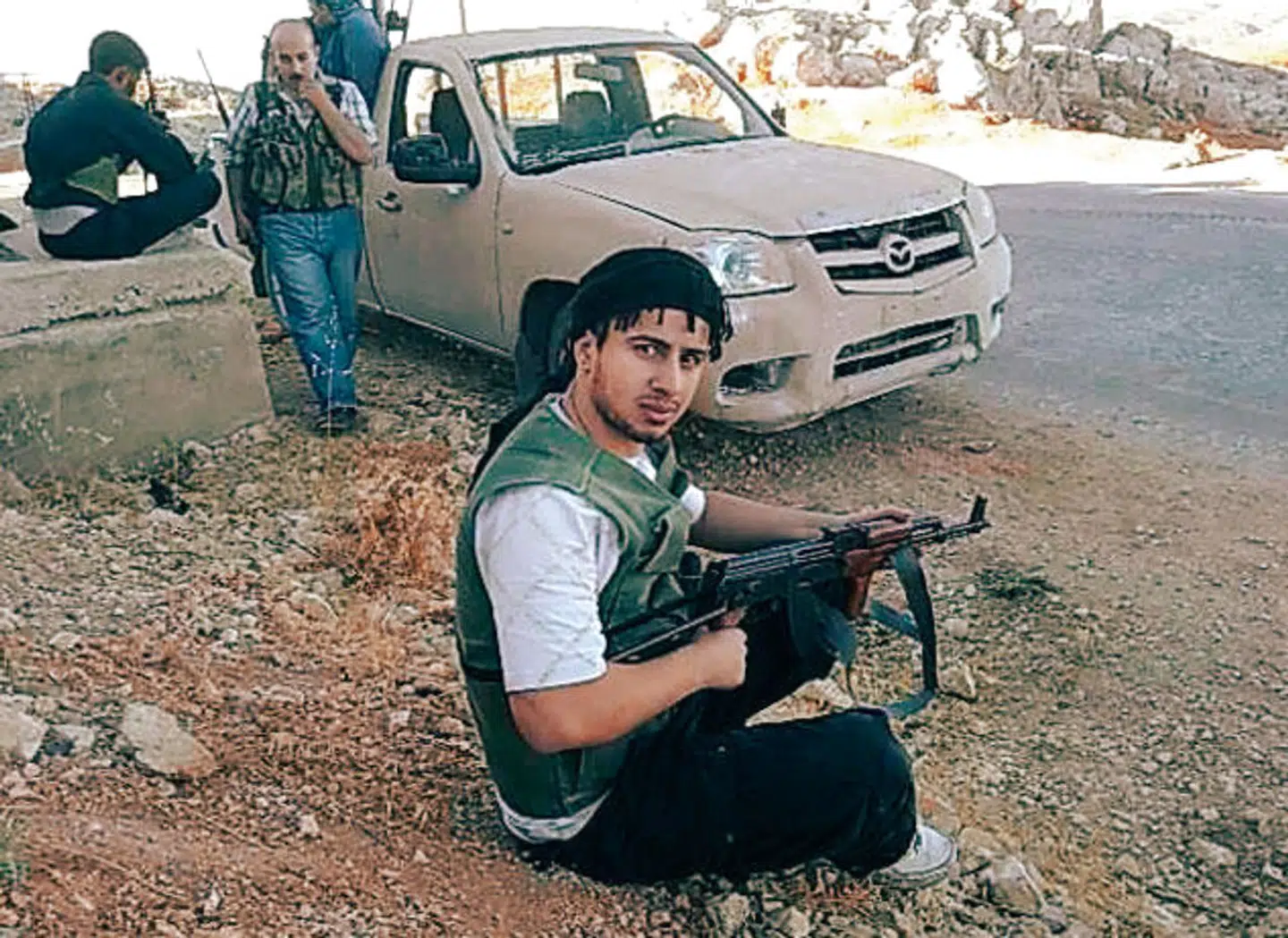 Ahmed Samsam har på Facebook delt flere billeder af sig selv med våben på slagmarken i Syrien.