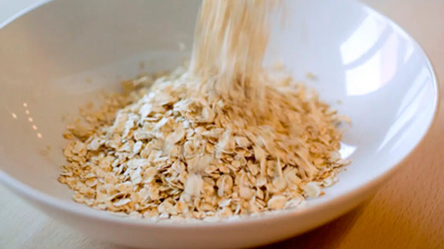 Er havregryn en sund eller usund spise? Det har været til stor debat i senere tid. Forskere mener nu at have afdækket en ny mekanisme, som styrker idéen om, at de er sunde.