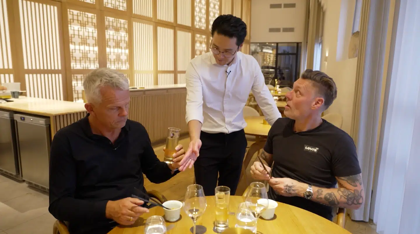 Timm Vladimir har blandt andet Jakob Kjeldberg med på restaurant Koan i sit eget, nye TV 3-program 'Middag på Michelinrestauranterne', der får premiere 20. april. Foto: Viaplay