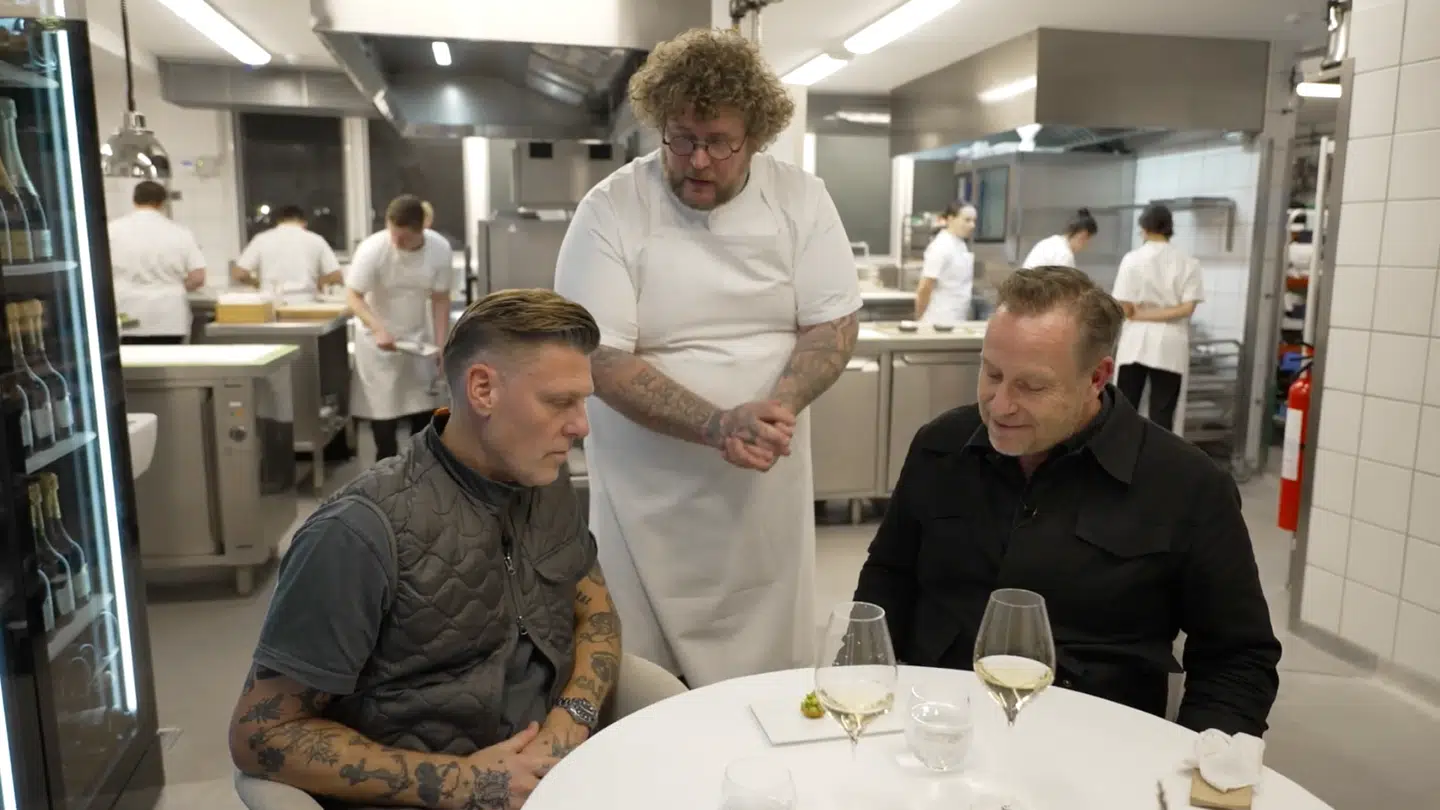 Timm Vladimir har blandt andet Adam Price med på restaurant Jordnær i sit eget, nye TV 3-program 'Middag på Michelinrestauranterne', der får premiere 20. april. Foto: Viaplay