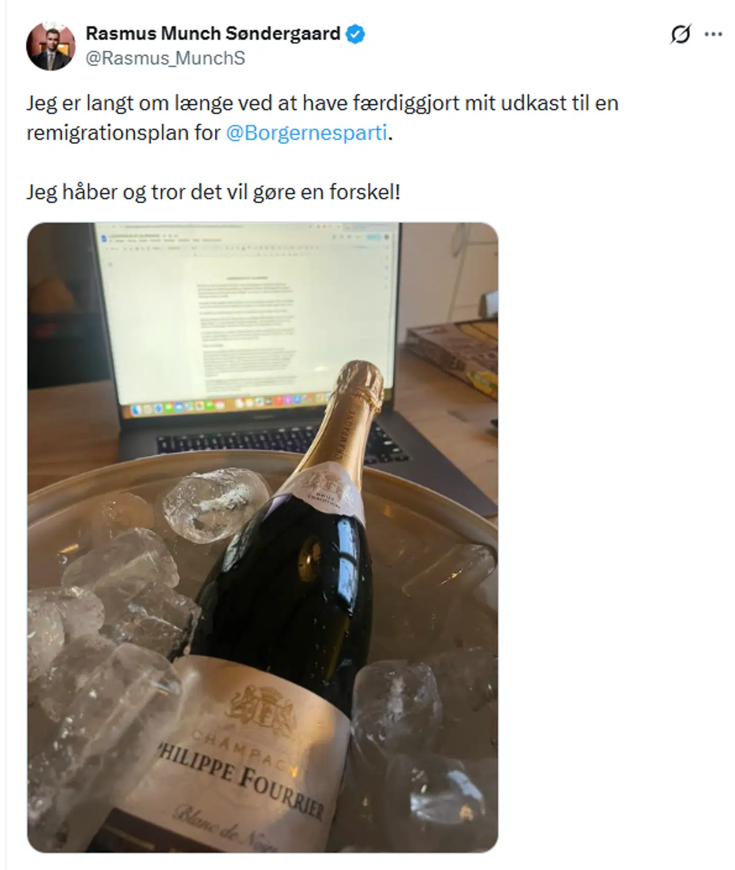 Sådan så det ud, da Rasmus Munch Søndergaard i august sidste år fejrede, at han havde skrevet udkastet til Borgernes Partis udlændingepolitik færdigt.