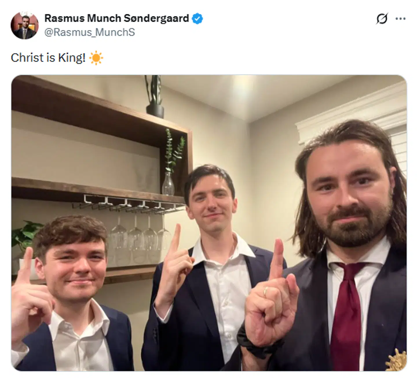 Her ses Rasmus Munch Søndergaard (th.) sammen med den højreradikale amerikanske influencer, Nick Fuentes (tv.), i 2024. »Jeg synes, at han er meget modig, og jeg beundrer hans villighed til at være ekstremt provokerende og ekstremt politisk ukorrekt,« siger Rasmus Munch Søndergaard om Nick Fuentes.