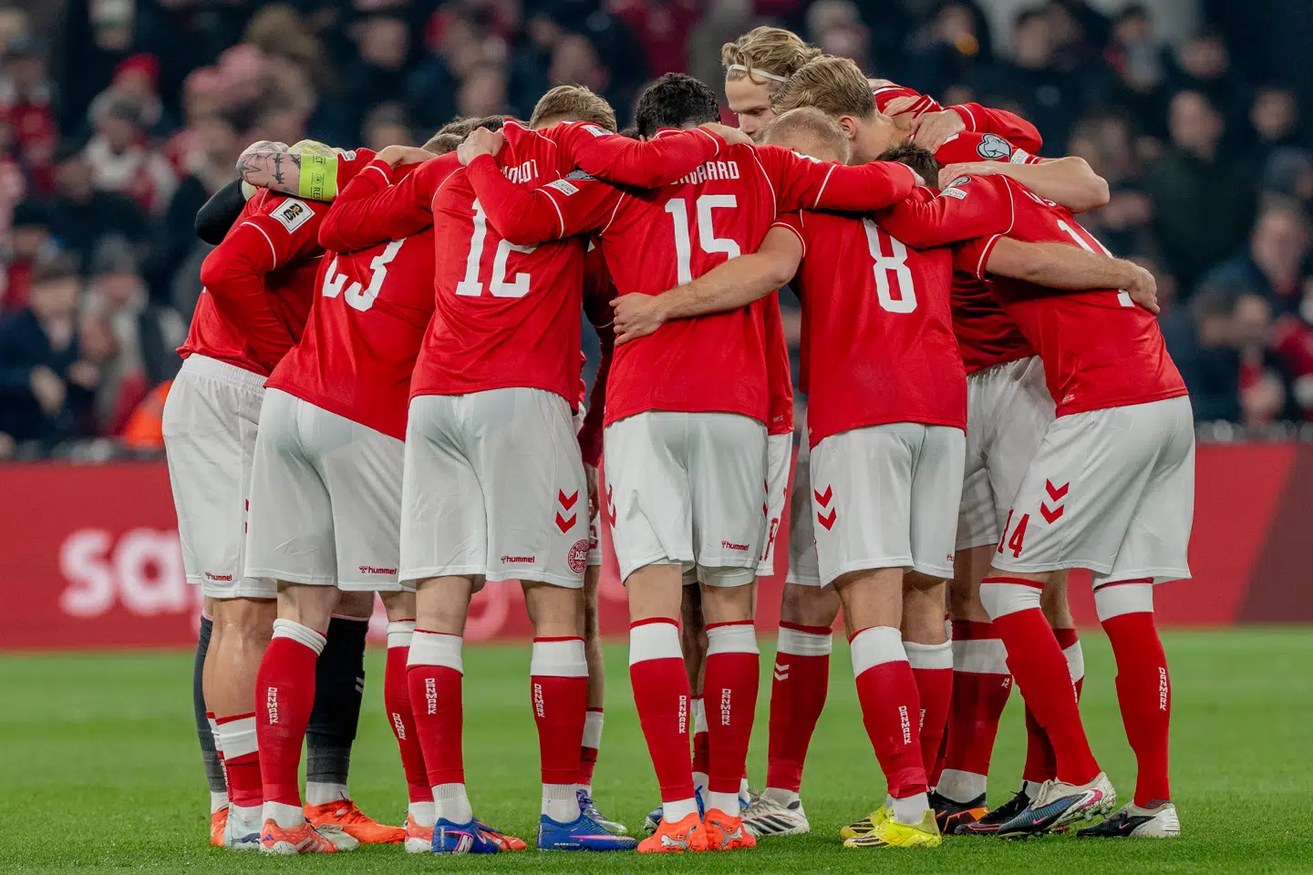 Det danske kollektiv skal stå en hård test mod Tjekkiet på udebane i Prag. Alt er på spil for landsholdet, der kan kvalificere sig til VM for tredje gang i træk – det er aldrig sket før.