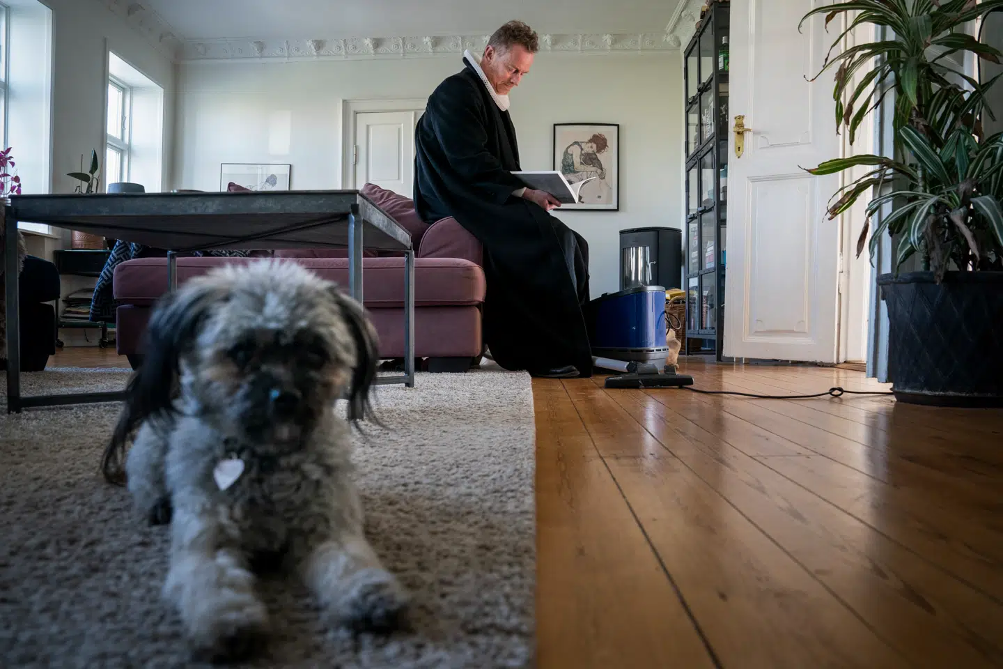 »Sig mig, lever jeres hund stadig,« spurgte præst Karsten Møller Hansen et ældre ægtepar, hvor ægtemanden netop havde lært at lave frikadeller. Parrets reaktion gjorde præsten helt varm på ryggen.