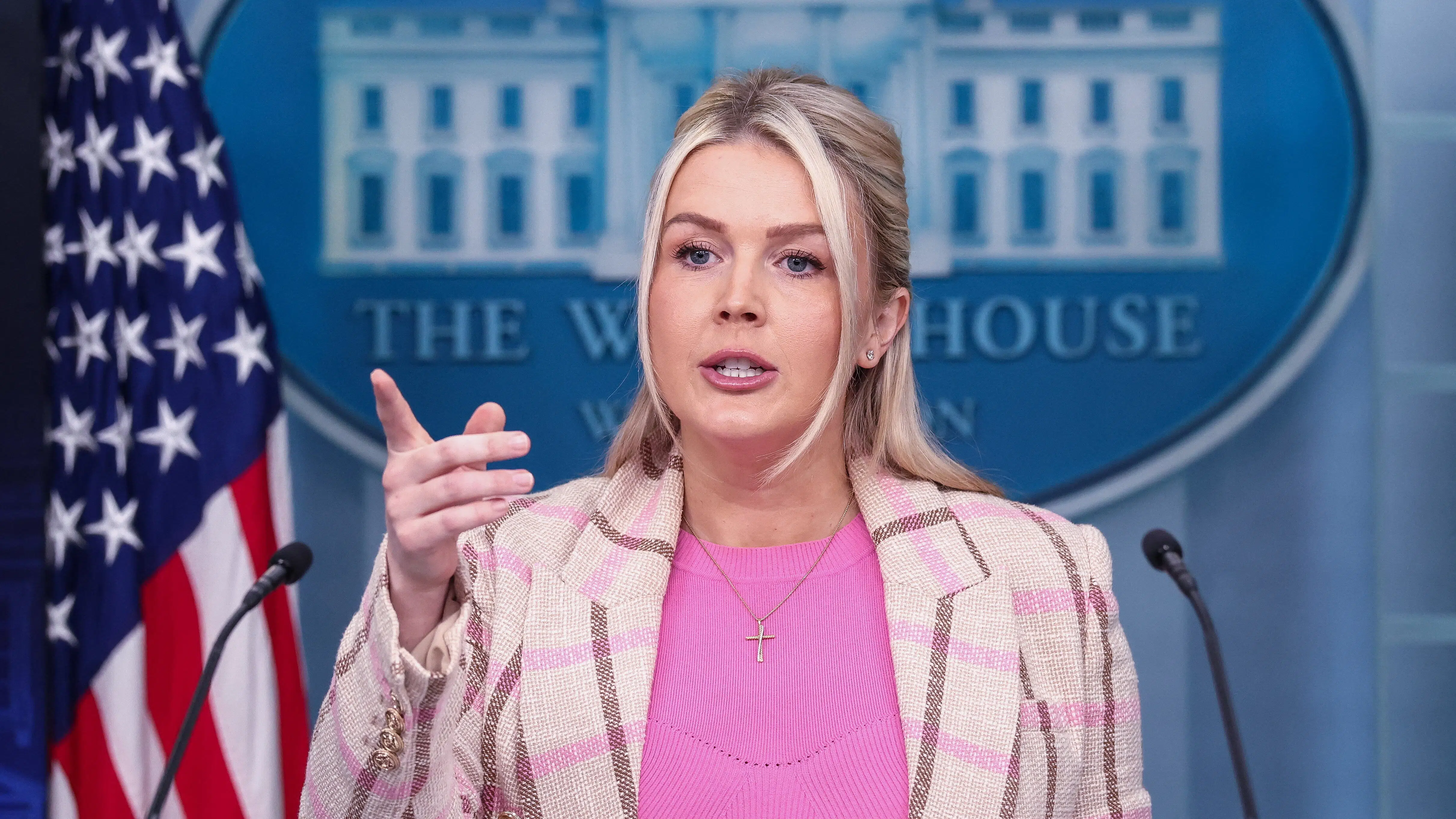 Karoline Leavitt raser efter kritik af Trumps balsal