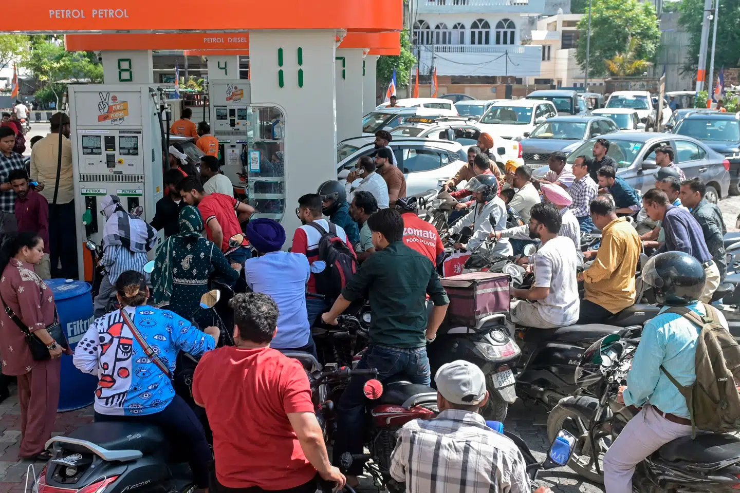 Uro i Mellemøsten har presset olieprisen samt benzinprisen op. Det begynder at skabe mangel forskellige steder i verden, hvor man må holde i kø for at tanke.