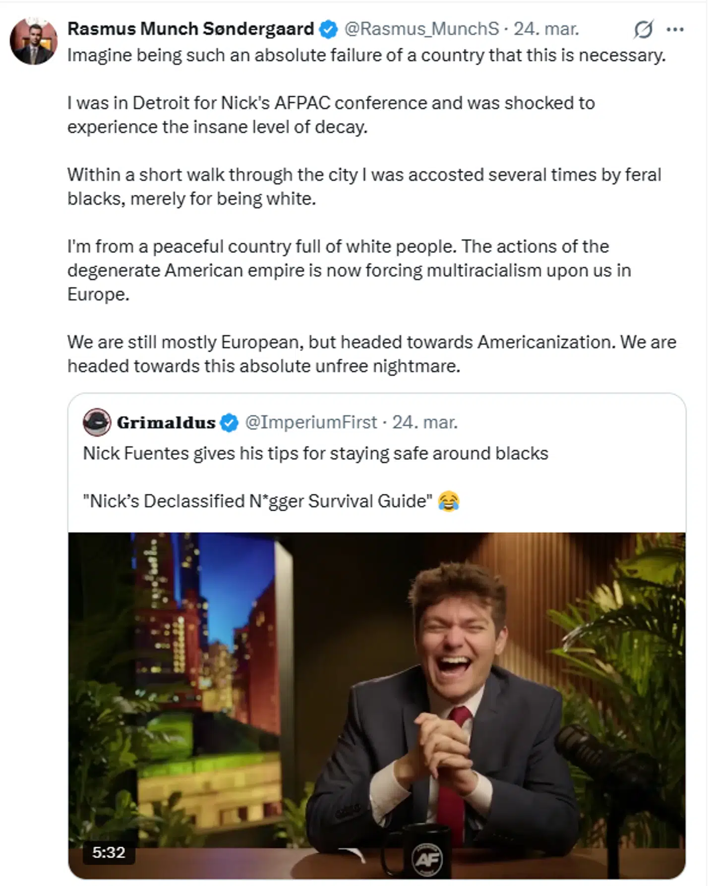 Her videredeler Rasmus Munch Søndergaard et klip med Nick Fuentes og beskriver en påstået episode, hvor han i USA skulle være blevet antastet af sorte mænd.
