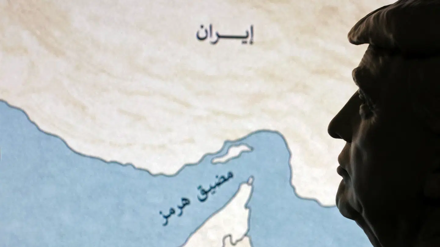 Et opstillet billede af den amerikanske præsident, Donald Trumps, skikkelse foran et kort af Hormuzstrædet ved Iran.