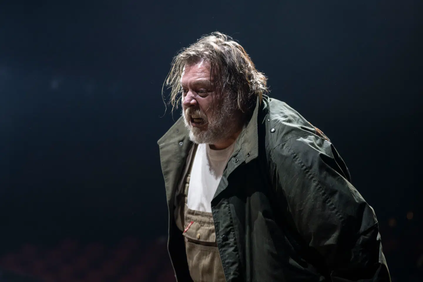 Nicolas Bro får en fascinerende skikkelse ud af den desillusionerede Vanja, der må slå sig til tåls.