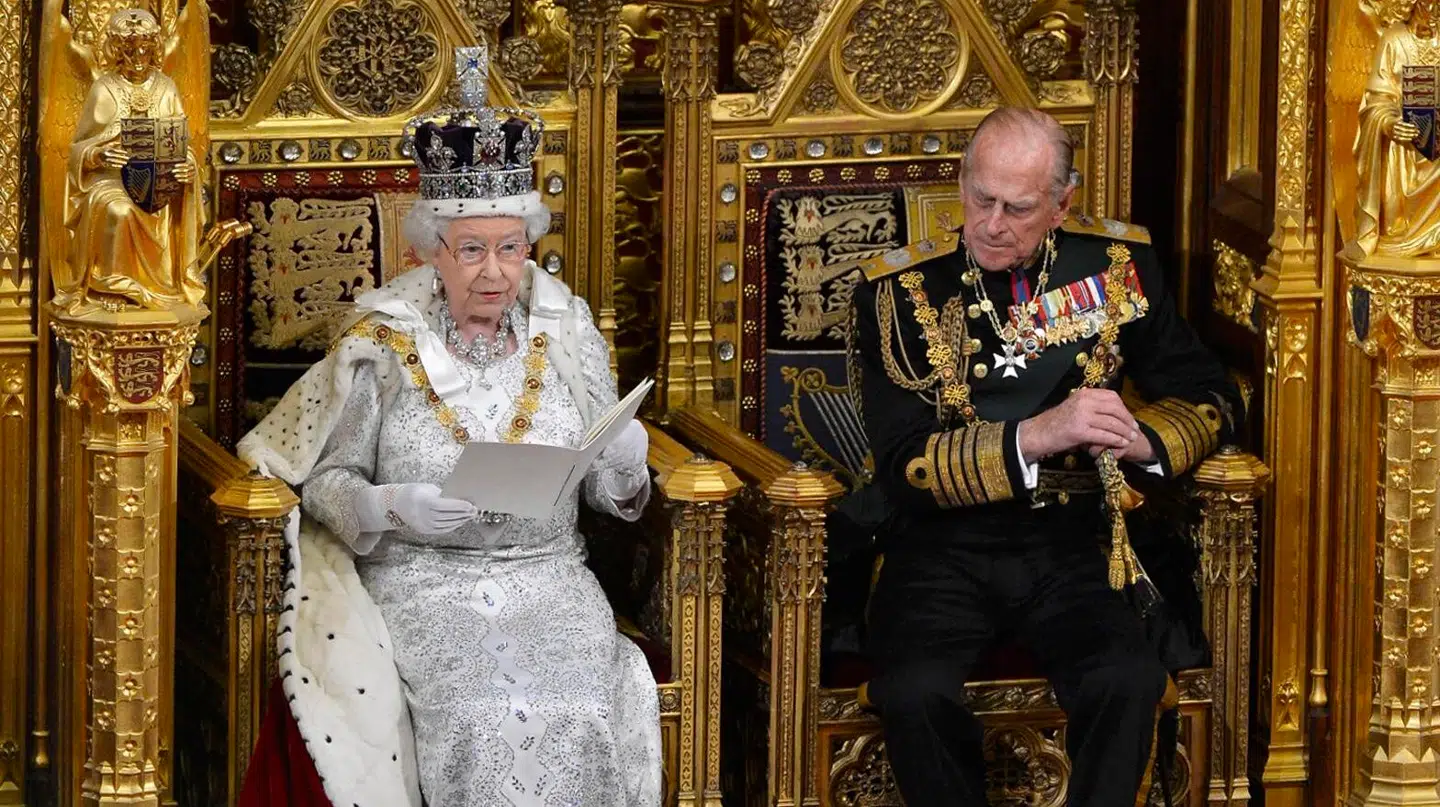 Prins Philip sad ofte ved dronning Elizabeths side som den længst siddende gemal i britisk historie - her ved åbningen af det britiske parlament i maj 2013.