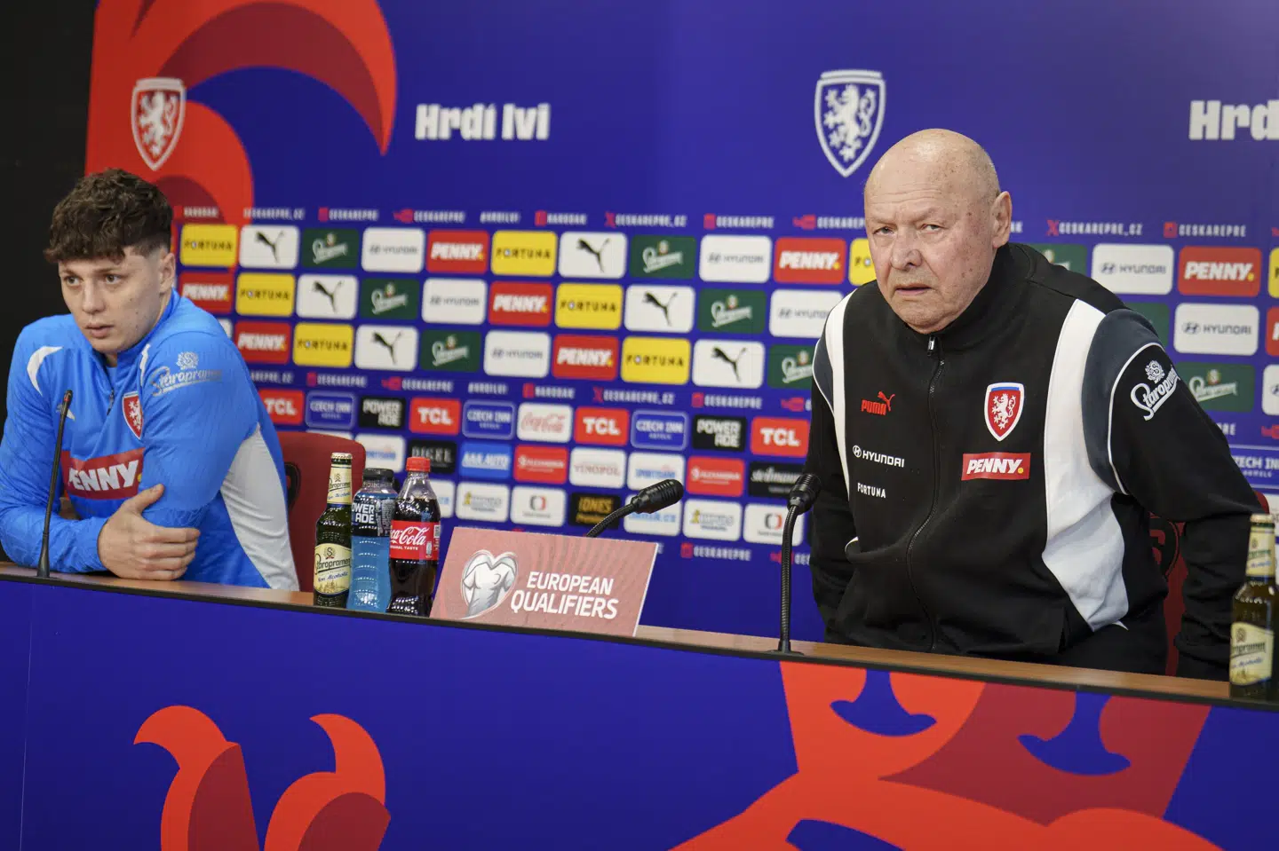 Ladislav Krejci og landstræner Miroslav Koubek udlagde den tjekkiske tekst på mandagens pressemøde i Prag.