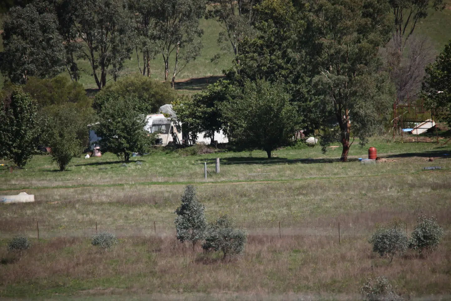En eftersøgt mand blev fundet på en landejendom tæt på byen Walwa i delstaten Victoria. Ingen havde set ham, siden han for syv måneder siden forsvandt bevæbnet og til fods ud i den australske bush.