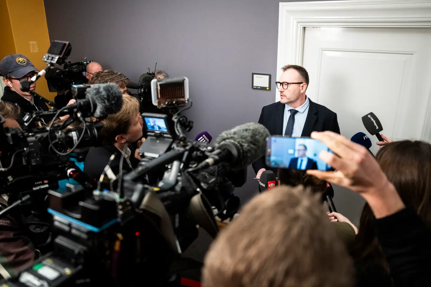Formand for Borgernes Parti Lars Boje Mathisen stillede mandag formiddag op for pressen på sit kontor på Christiansborg.