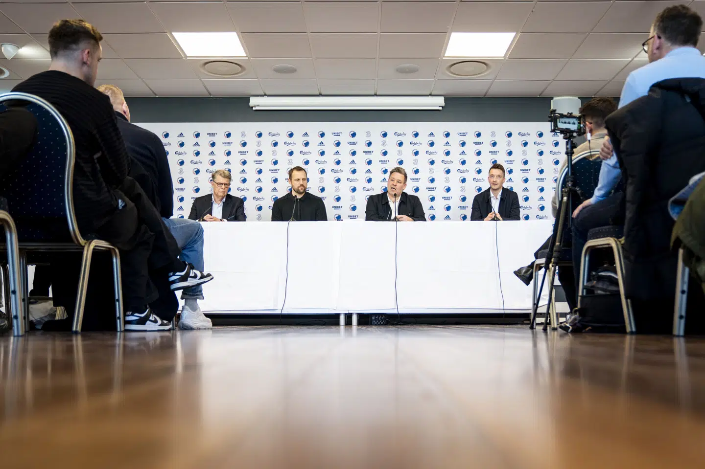 Bo Svensson sad mellem bestyrelsesformand Henrik Møgelmose og direktør Jacob Lauesen, da han mandag blev præsenteret som ny cheftræner i FC København.