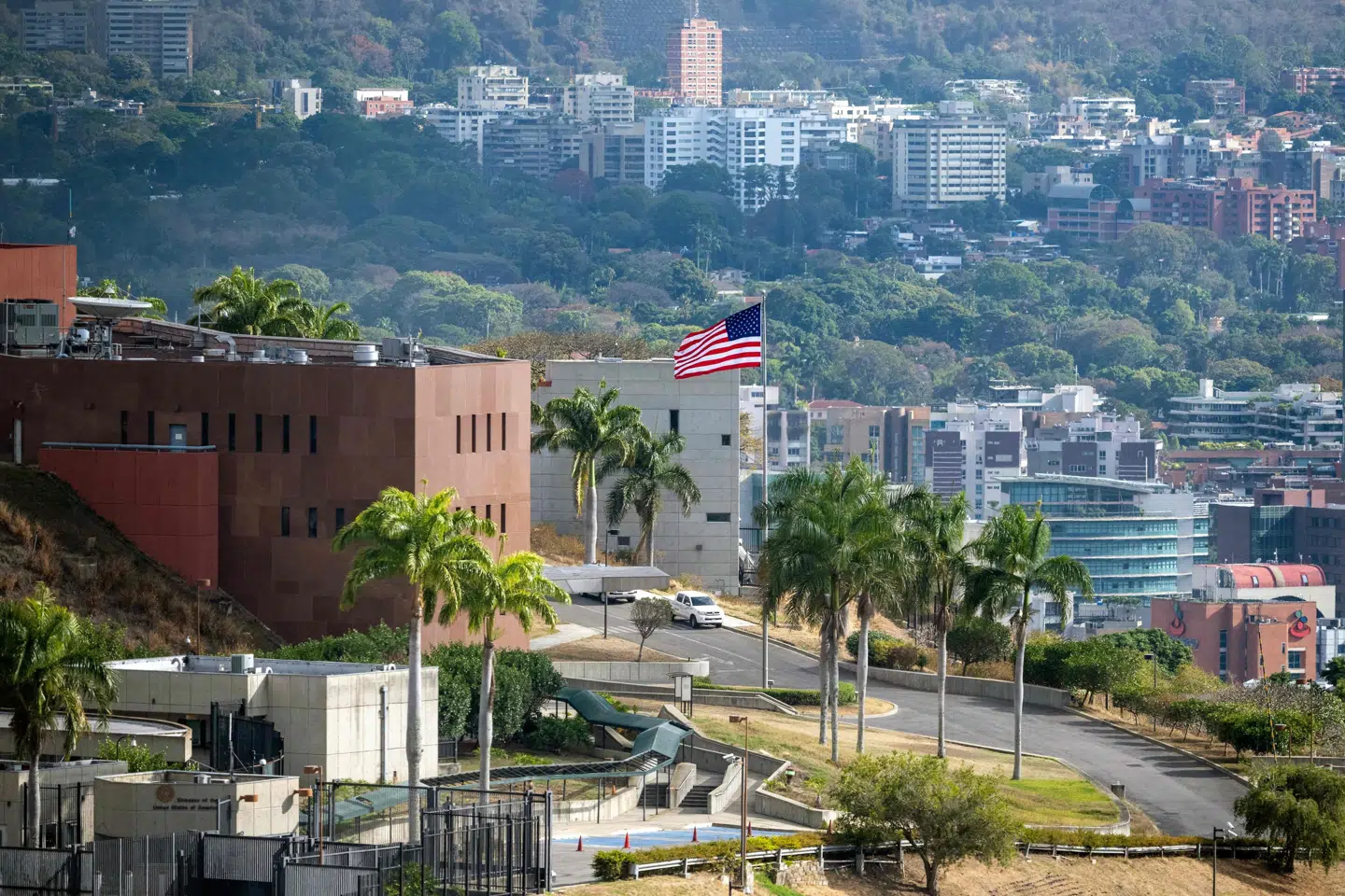 Det amerikanske flag blev hejst igen 14. marts foran USA's ambassade i Caracas. Nu genoptager ambassaden arbejdet efter en lang pause. (Arkivfoto).