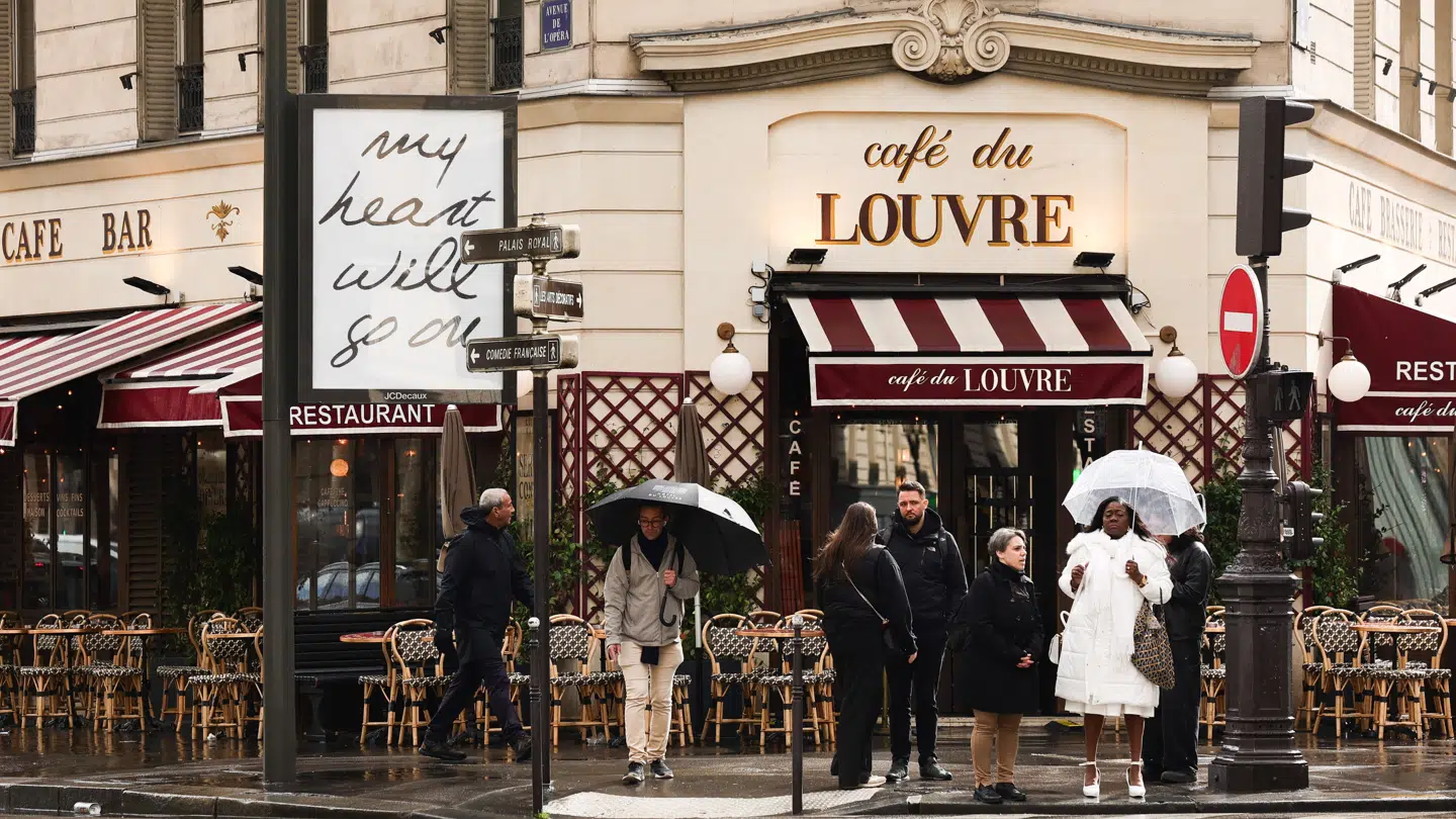 Plakater som denne i de parisiske gader har pustet til rygterne om Céline Dion. Teksten 'my heart will go on' er fra en af hendes mest kendte numre.