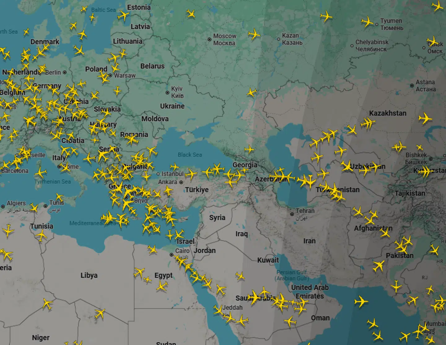 Flere kommercielle fly er tvunget til at flyve over Georgien og Aserbajdsjan, fordi andre lande har lukket deres luftrum.