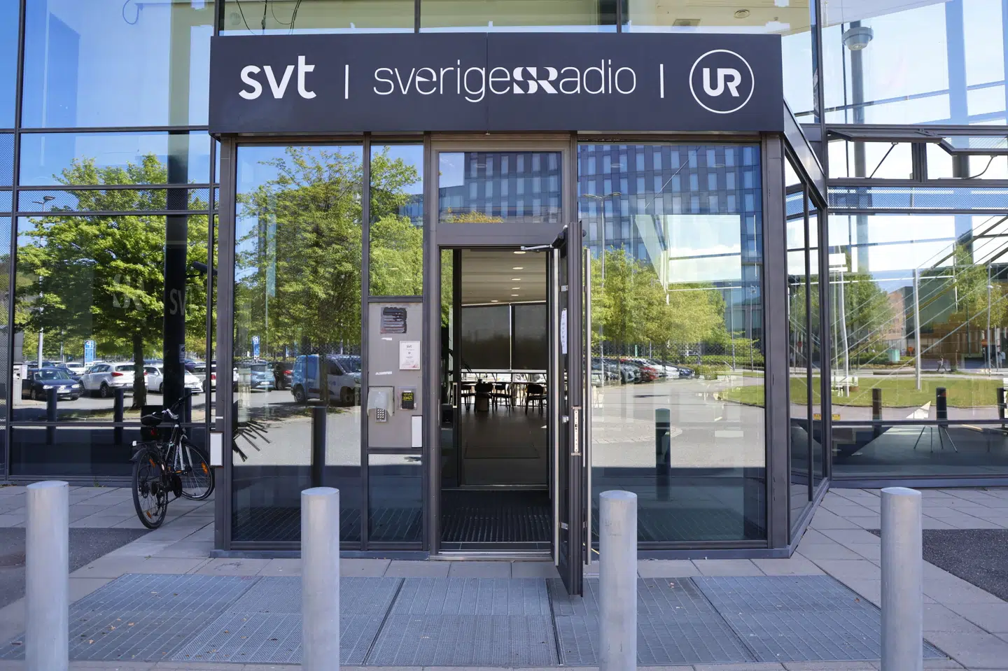 Indgangsdøren til SVT's bygning i Göteborg fotograferet i 2024. (Arkivfoto).