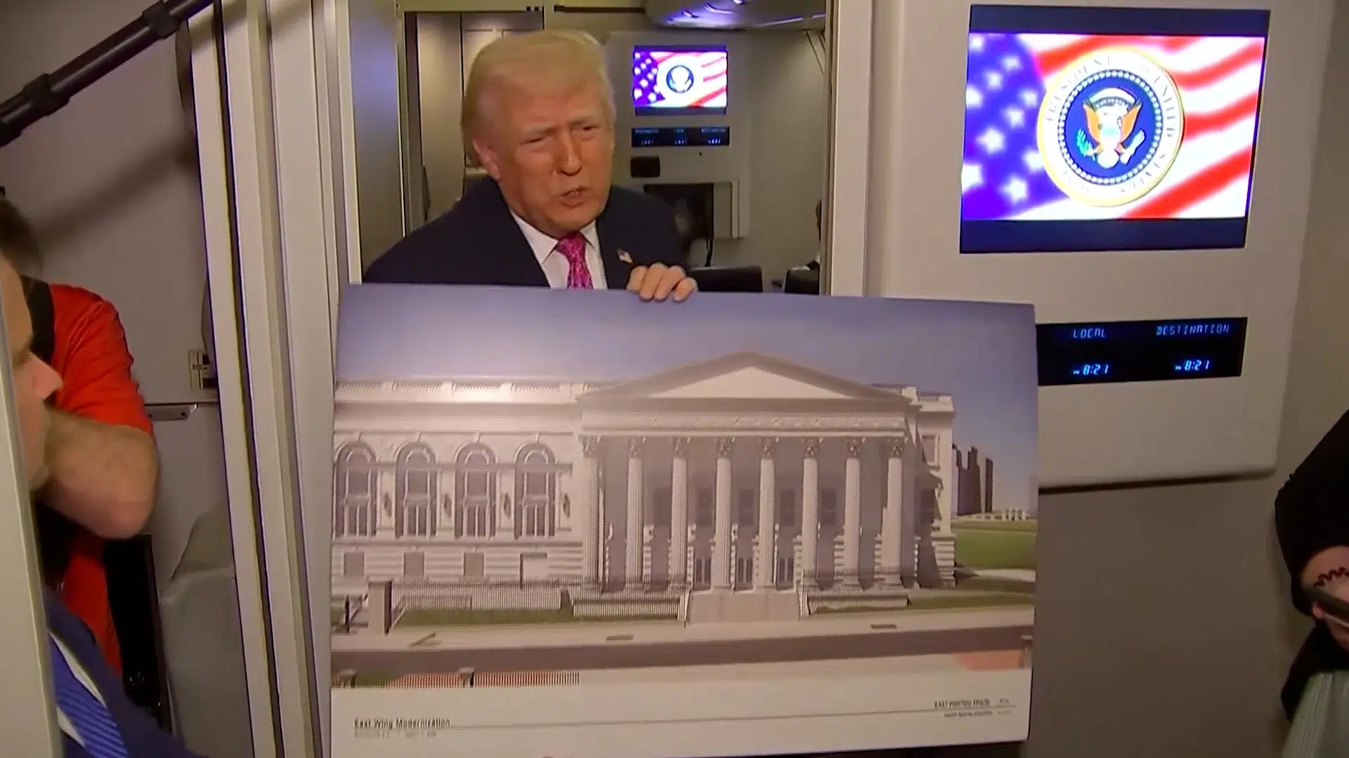 Midt i en snak om regimeskifte i Iran hiver Trump tegninger af den nye balsal frem