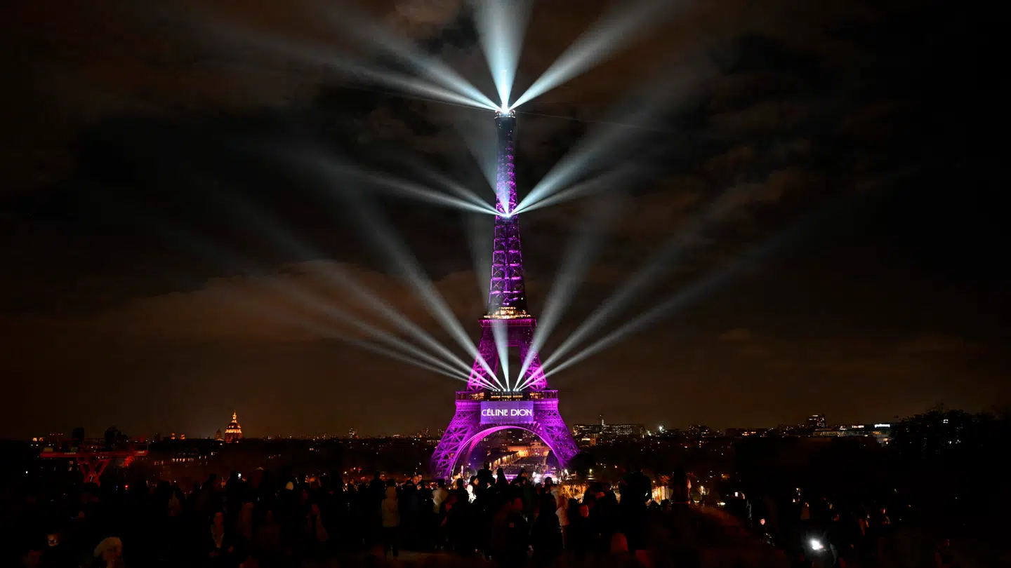 Eiffeltårnet mandag aften, der fejrer Céline Dions 58'års fødselsdag og annoncerer nye koncerter.