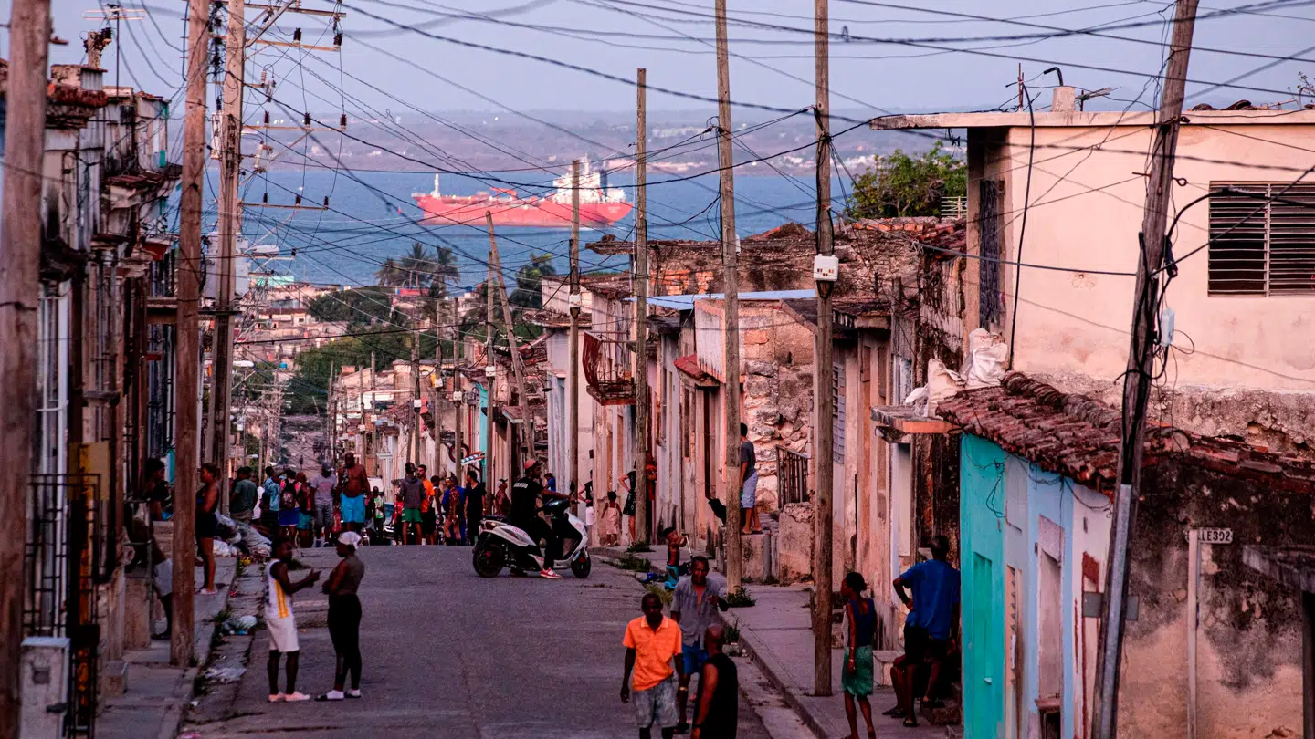 Cuba med en olietanker i baggrunden, som Donald Trump muligvis har givet tilladelse til, kan lægge til i landet. Den forventes at lægge til med højt efterspurgt brændstof tirsdag.