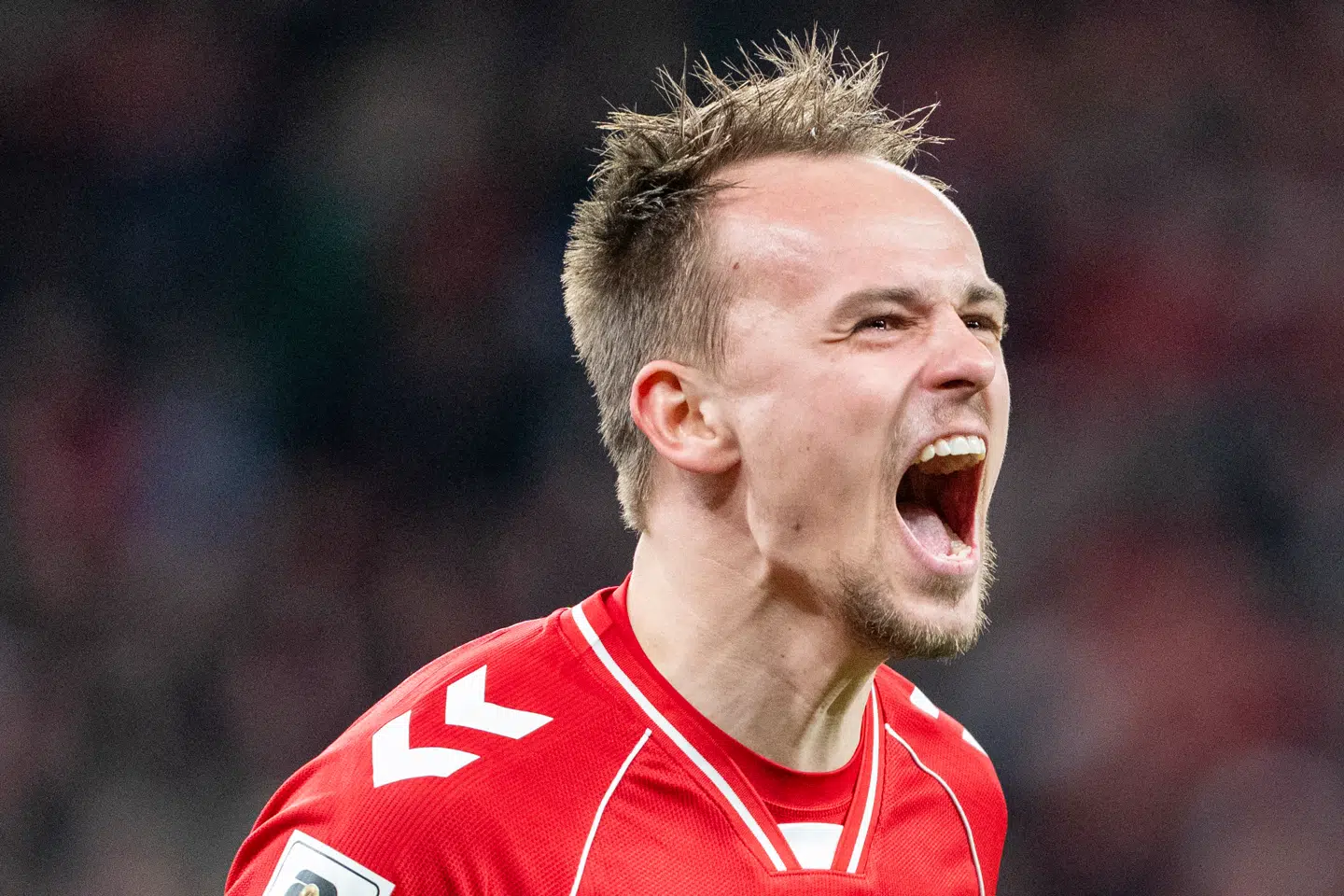 Mikkel Damsgaard scorer til 1–0 mod Nordmakedonien. I aften er alt på spil.