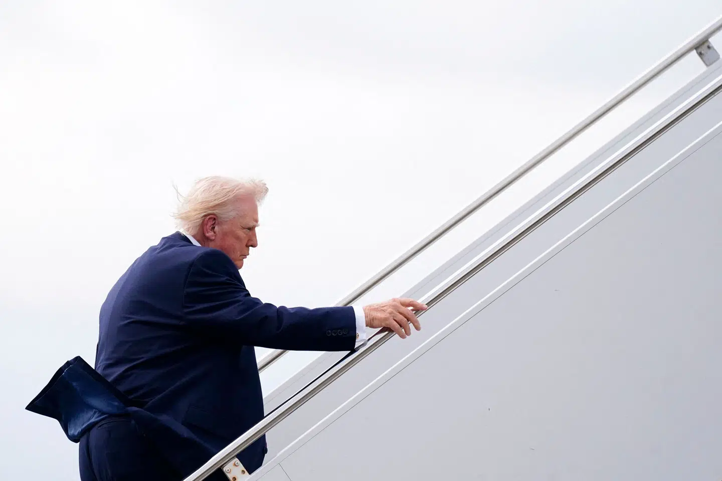 Billedet viser Trump gå om bord på Air Force One-fly søndag i Palm Beach International Airport, som skal omdøbes til President Donald J. Trump International Airport. (Arkivfoto).