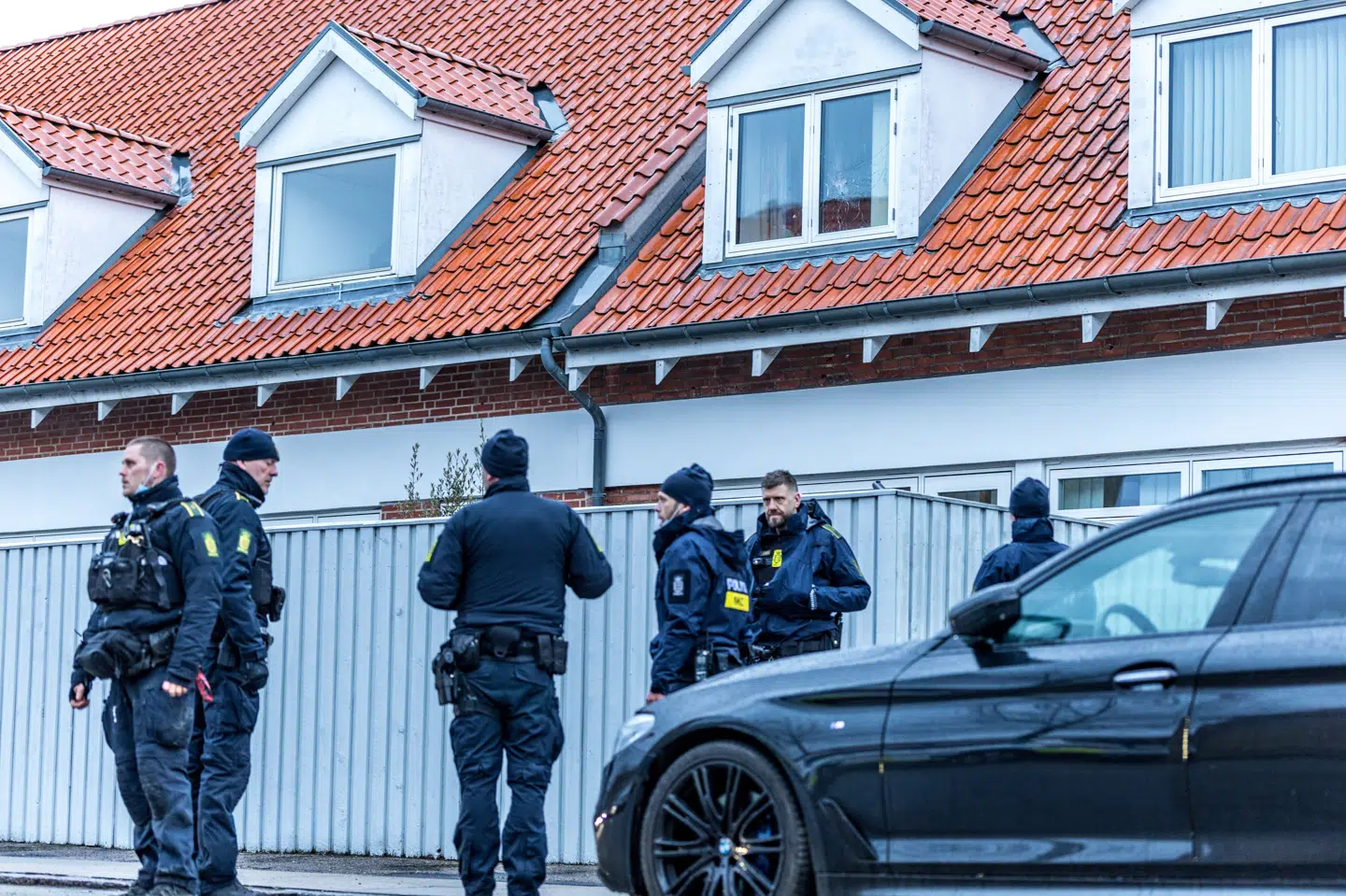 Politiet arbejder på Kastruplundgade i Kastrup, efter at der natten til tirsdag blev affyret skud mod to lejligheder. Ingen beboere kom til skade.