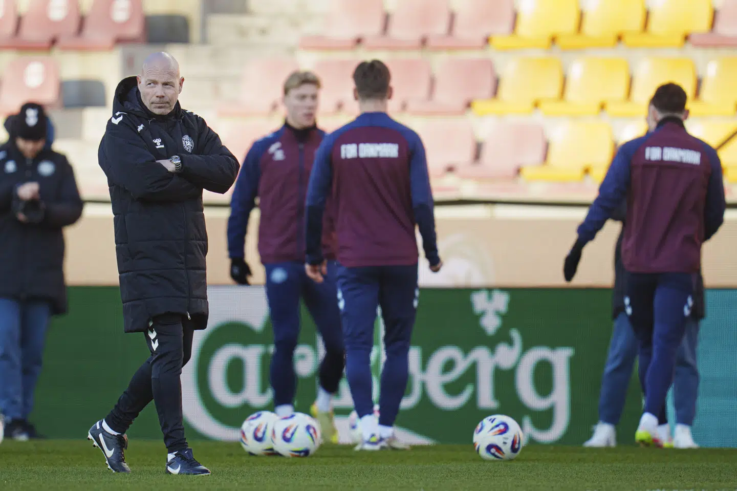 Brian Riemer så sin trup an på græstæppet i Prag mandag.