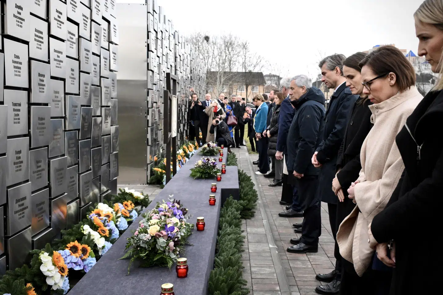 En række udenrigsministre fra EU-landene mindes tirsdag ofrene for massakren i Butja i Ukraine.