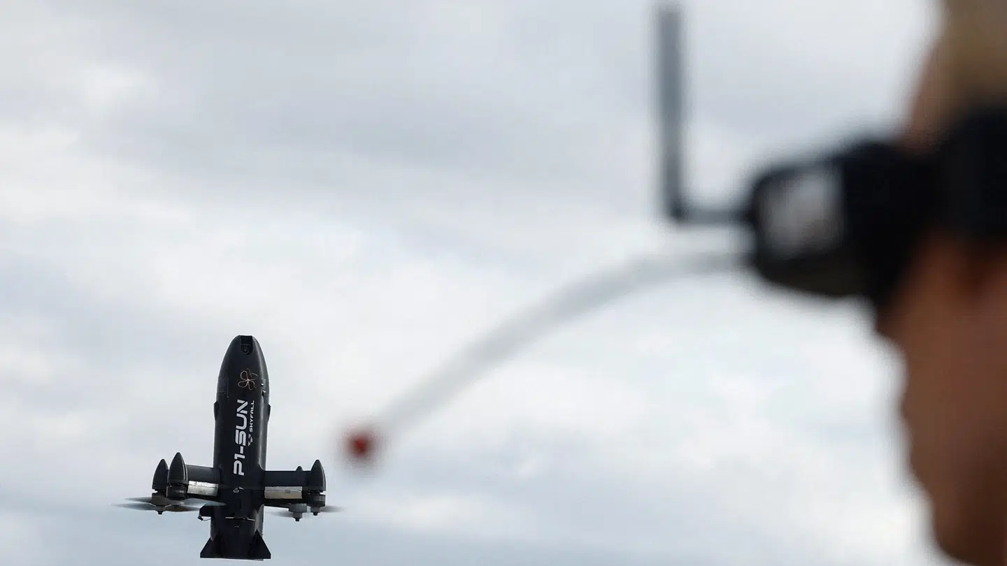 En ukrainsk droneoperatør i gang med en test af en af landets egenproducerede droner, som er blevet en afgørende del af kampen mod Rusland.