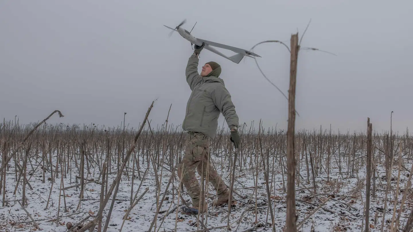 Et medlem af Ukraines Azov Brigade med en af nationens droner, som er blevet en vigtig del af kampen på fronten mod Rusland.