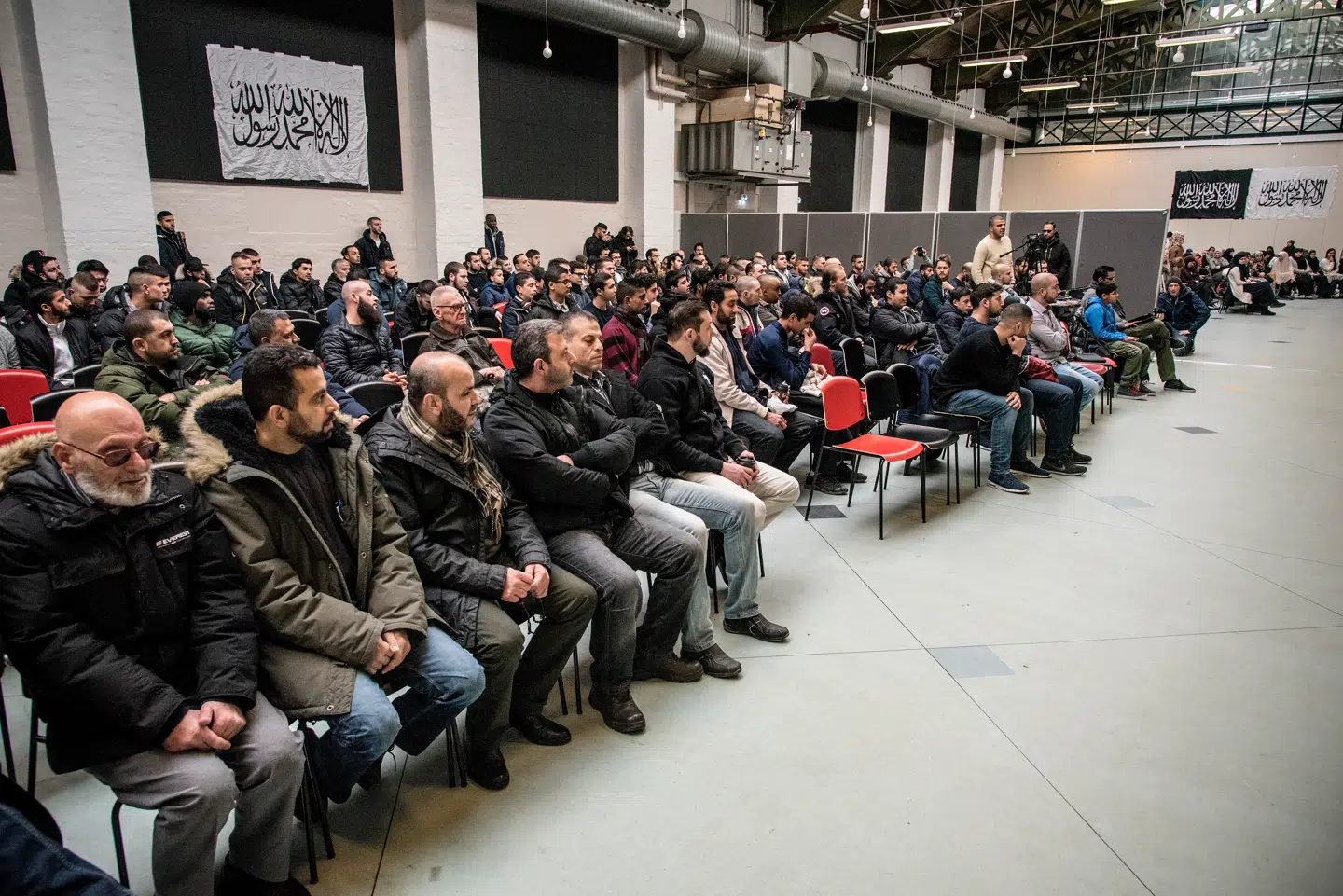 Organisationen Hizb ut-Tahrir afholdt efter terrorangrebet i København i 2015 et debatmøde i Nørrebrohallen. Det var kønsopdelt, som det fremgår af billedet. Året efter forbød Københavns Kommune Hizb ut-Tahrir at leje kommunale lokaler som Nørrebrohallen.