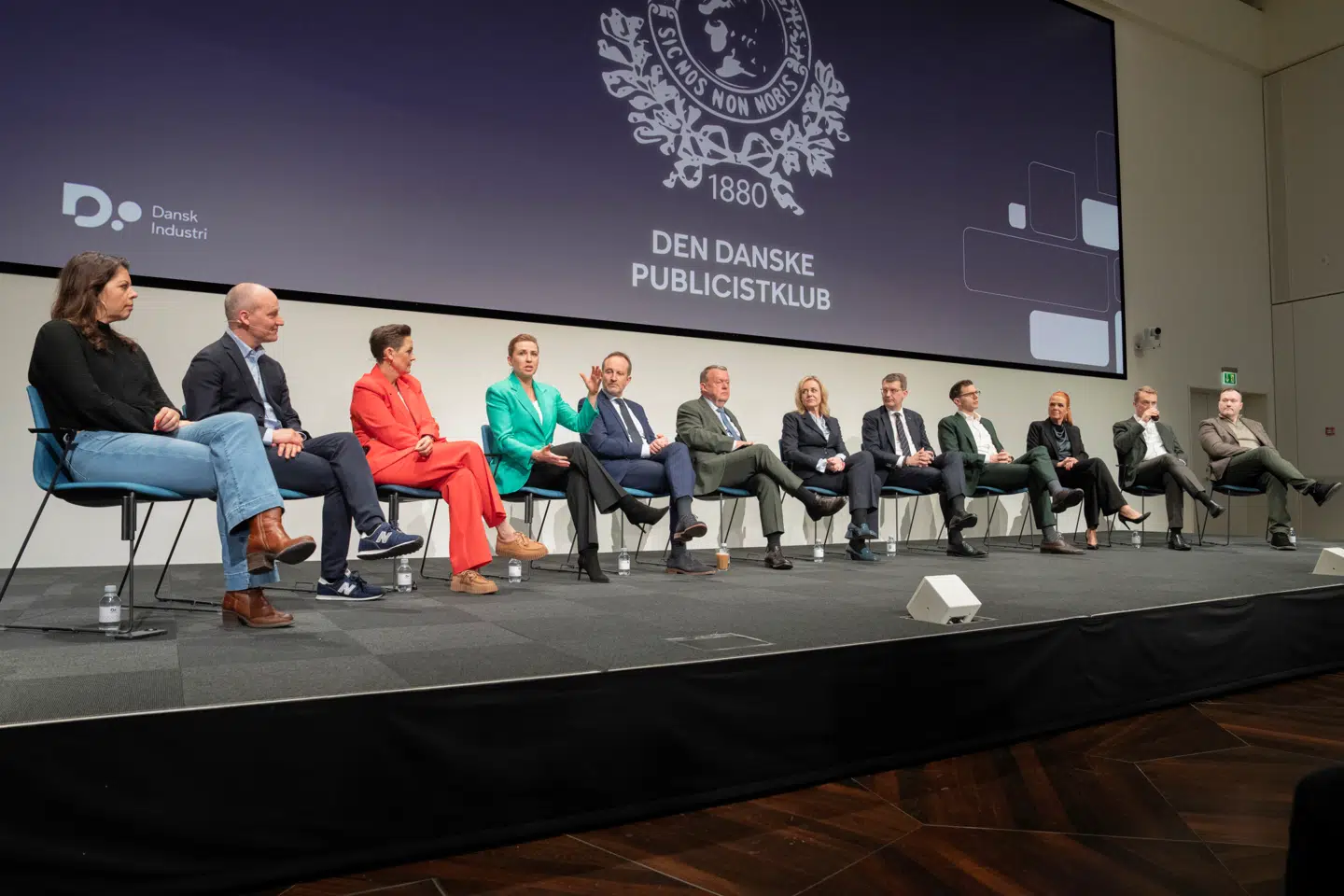 At der efterhånden er mange partier i Folketinget, kan man forvisse sig om ved at samle alle de 12 partiledere på række som her ved debatten i Publicistklubben dagen efter valget.