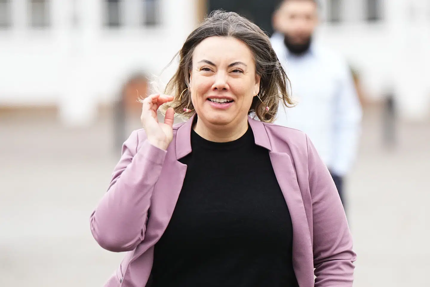 Naaja Nathanielsen fra partiet IA ankommer tirsdag til regeringsforhandlinger på Marienborg i Kongens Lyngby. Her forsøger fungerende statsminister Mette Frederiksen (S) at lægge en regeringskabale efter folketingsvalget for en uge siden.