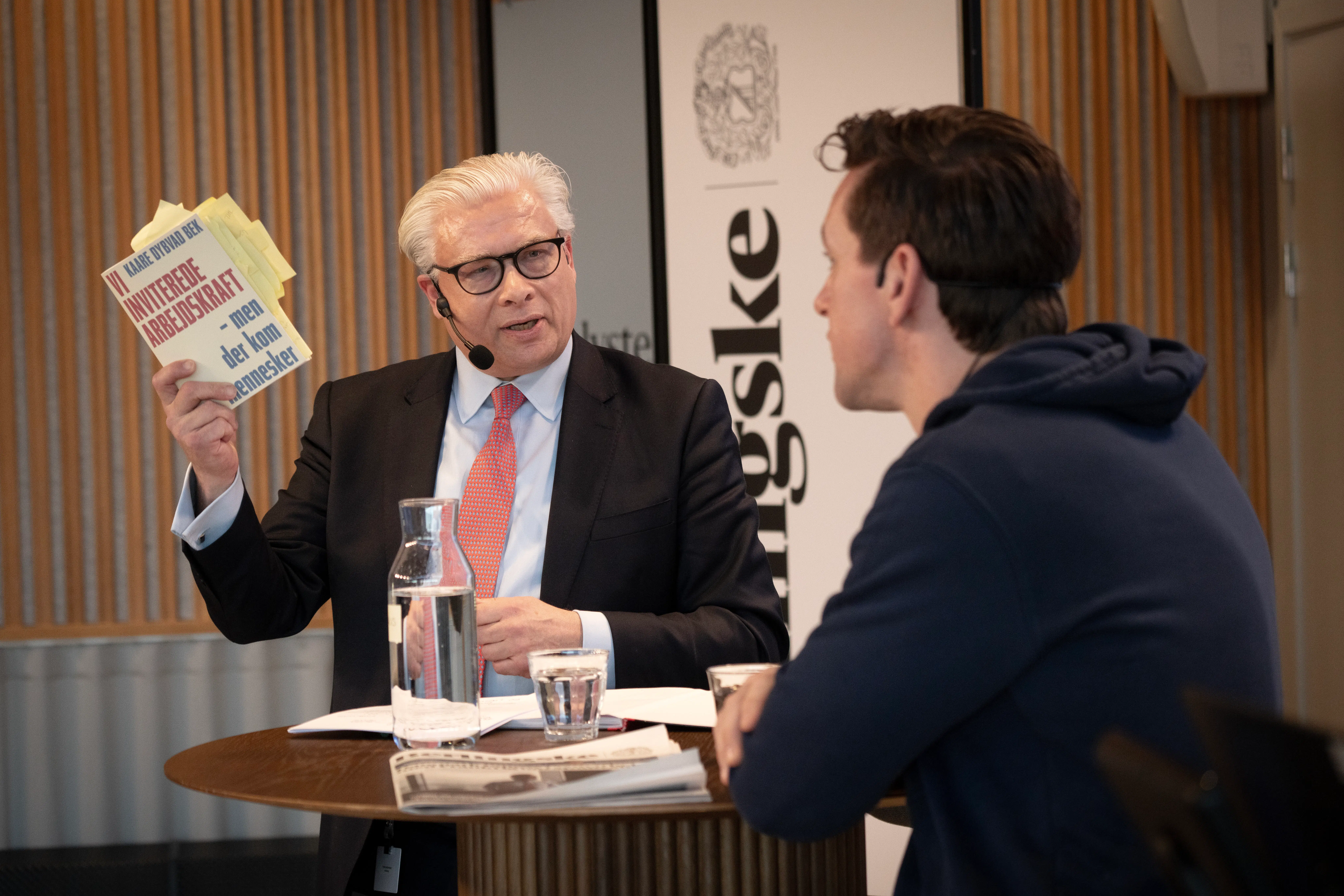 Når Thomas Bernt Henriksen træder ind i et lokale …