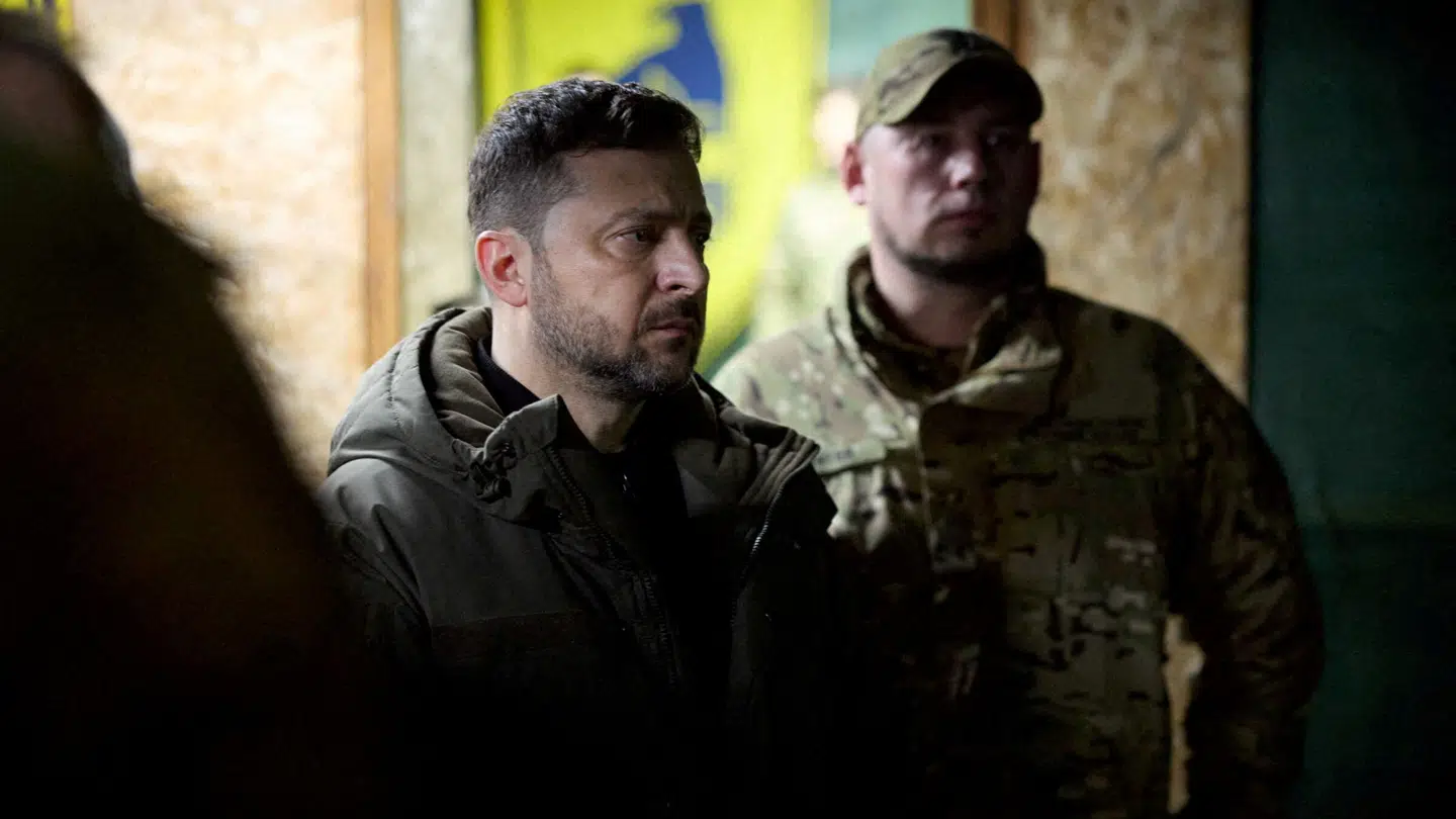 Ukraines præsident, Volodymyr Zelenskyj, nær fronten, hvor landet har været presset i årevis. Men noget ændrede sig i februar.