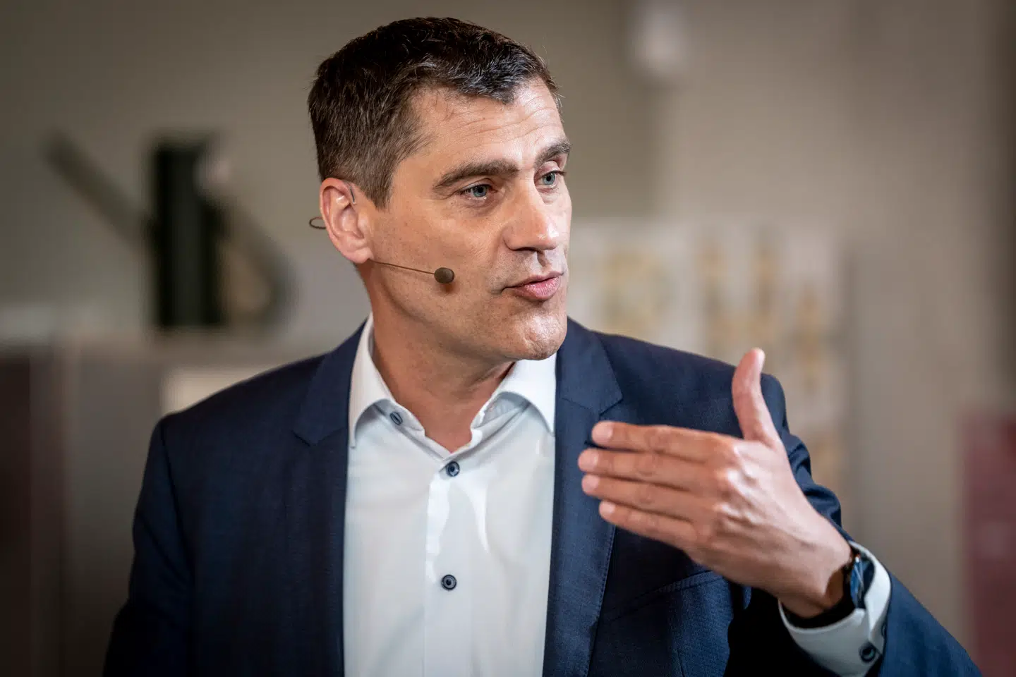 Philipp Schröder, professor i nationaløkonomi ved Aarhus Universitet, mener ikke, at det svenske tiltag hjælper dem, der reelt mangler penge, og fjerner incitamentet til at spare.