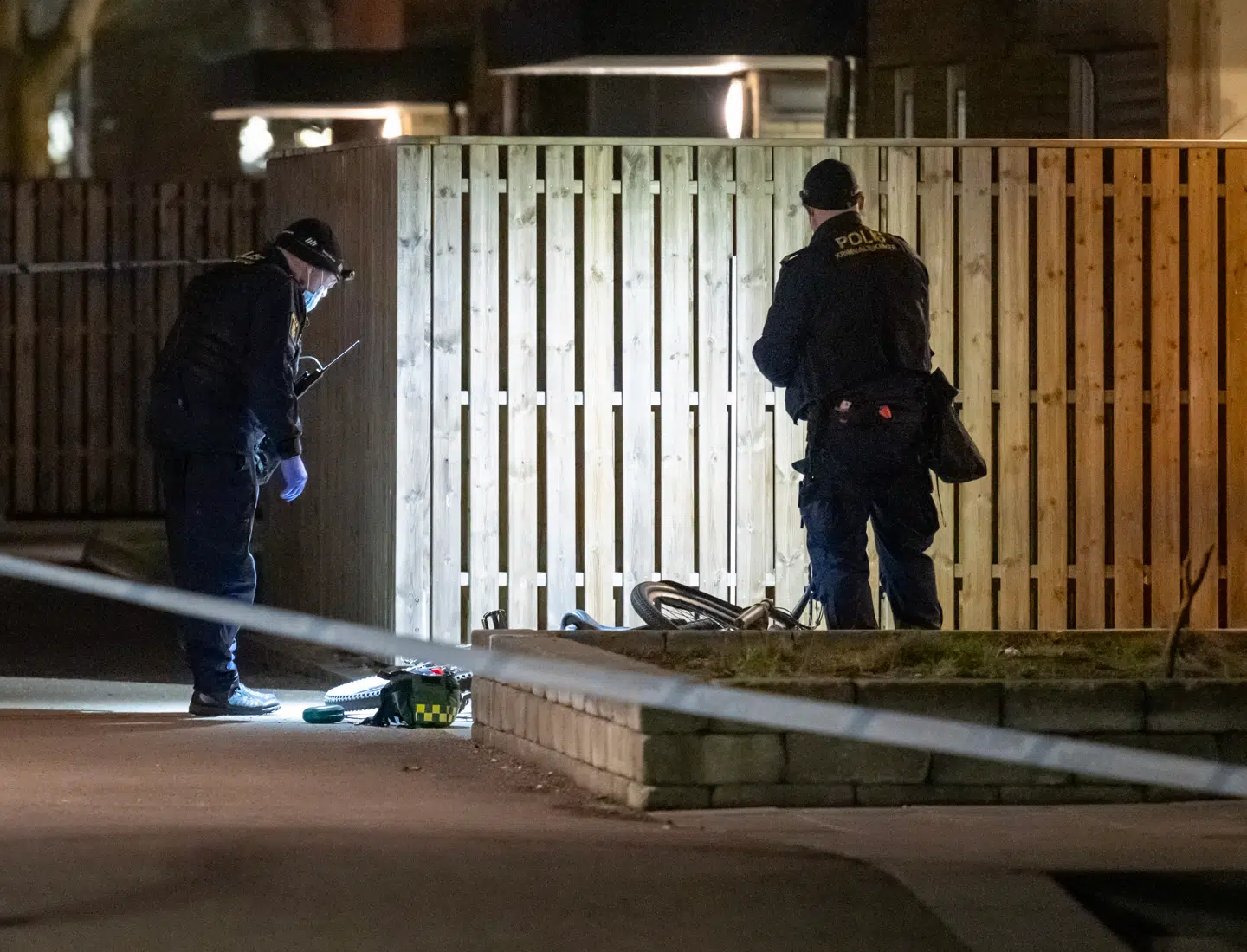 To gerningspersoner, efter alt at dømme en 15-årig pige og en ung mand, trådte hen til den nu dræbte 15-årige dreng med hver deres pistol og skød flere gange.