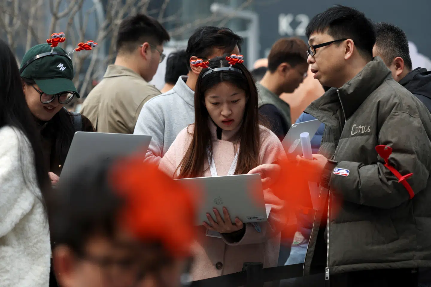 Ai-tjenesten OpenClaw har taget internettet med storm. I Kina hjælper store firmaer som Baidu og Alibaba med opsætning og har lanceret produkter, som baserer sig på OpenClaws teknologi.