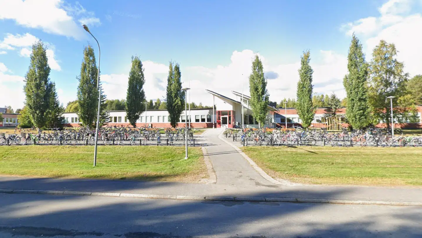 På denne skole, Pitholmsskolan, er der fundet nåle i maden.