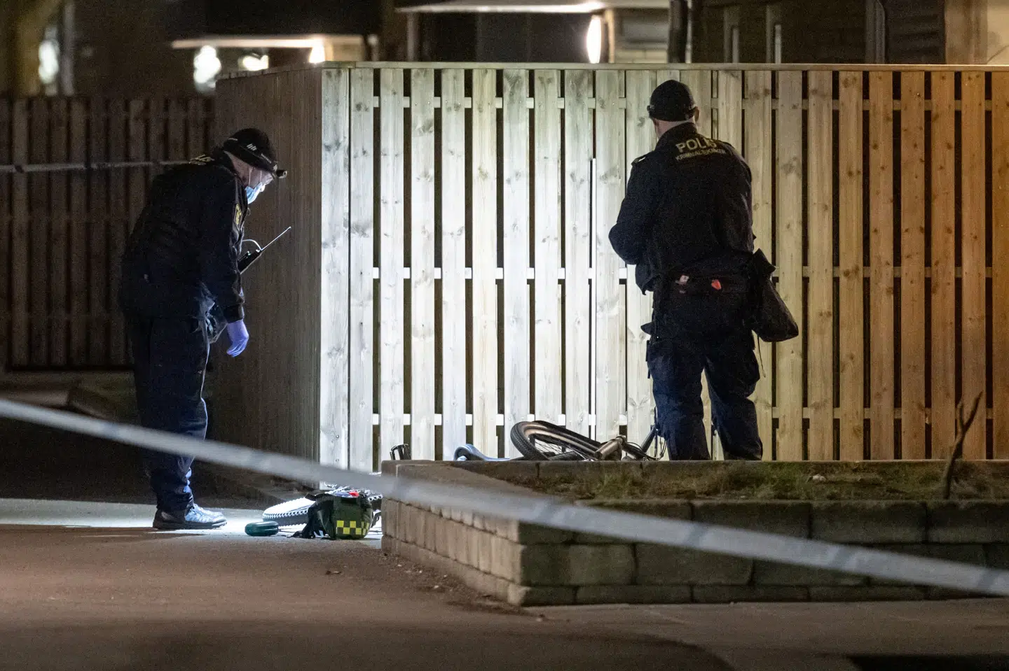 Kriminaltekniske betjente laver undersøgelser i Malmø i forbindelse med drab på 15-årig dreng. (Arkivfoto).