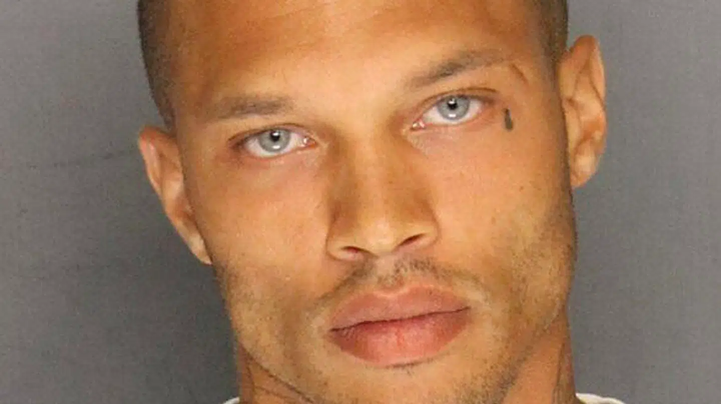 Det var dette forbryderfoto, der vendte op og ned på Jeremy Meeks tilværelse og blev en ny levevej – langt væk fra bander og kriminalitet – for ham.