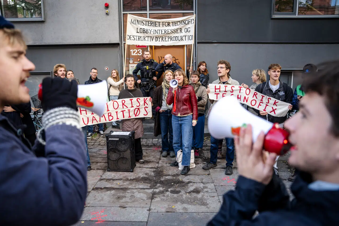 To folketingsmedlemmer fra Alternativet og to fra Enhedslisten er repræsentanter for den aktivistiske klimaorganisation Jordskred. På trods af få personlige stemmer, er de kommet ind ved hjælp af partiernes listestemmer. Var det tydeligt nok for vælgerne, at det var »aktivister« man stemte ind?