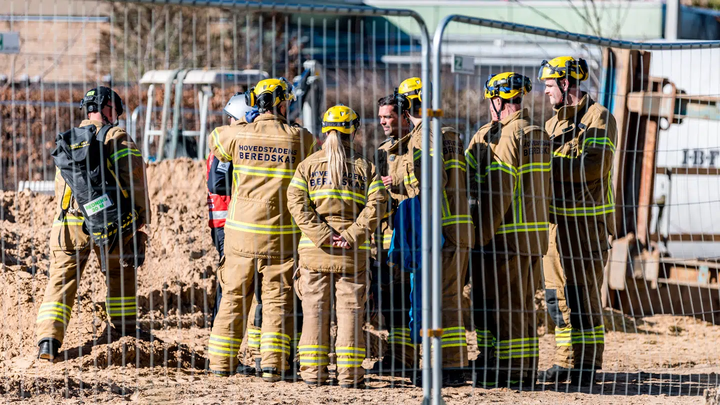 Redningspersonel er til stede på byggeplads på Bystævnet i Brønshøj tirsdag. En person er kommet til skade i en ulykke oplyser Københavns Politi.