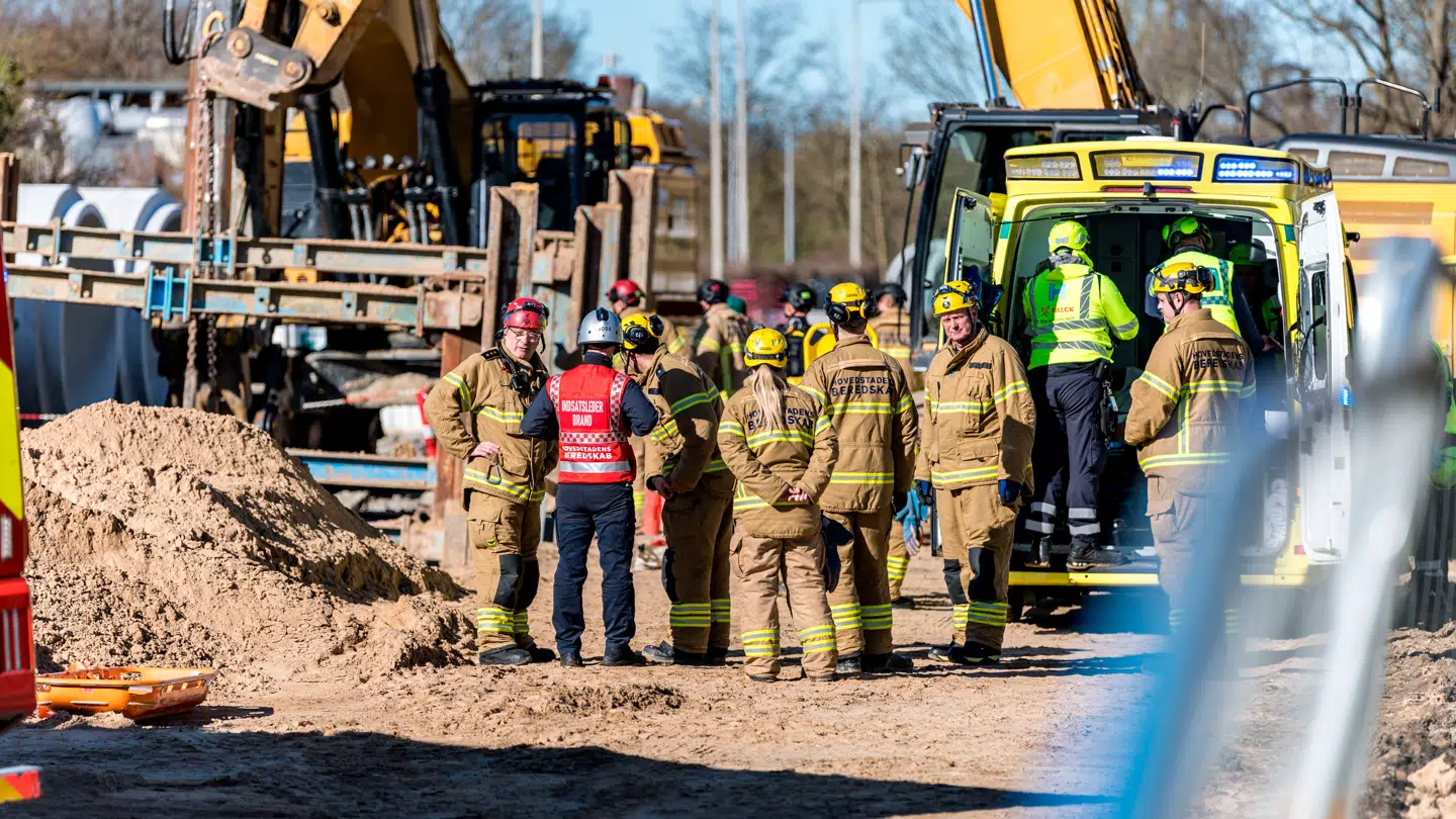 Redningspersonel er til stede på byggeplads på Bystævnet i Brønshøj tirsdag. En person er kommet til skade i en ulykke oplyser Københavns Politi.
