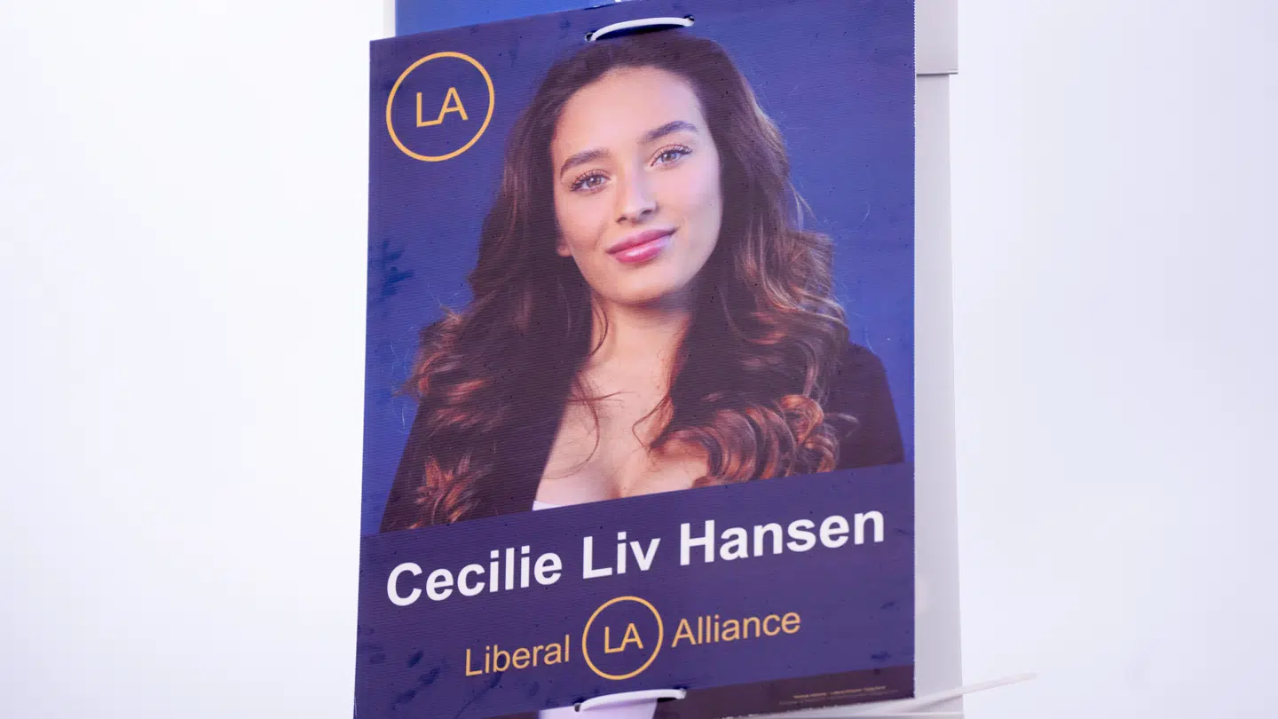 Valgplakat med Cecilie Liv Hansen, inden hun blev ekskluderet af Liberal Alliance.