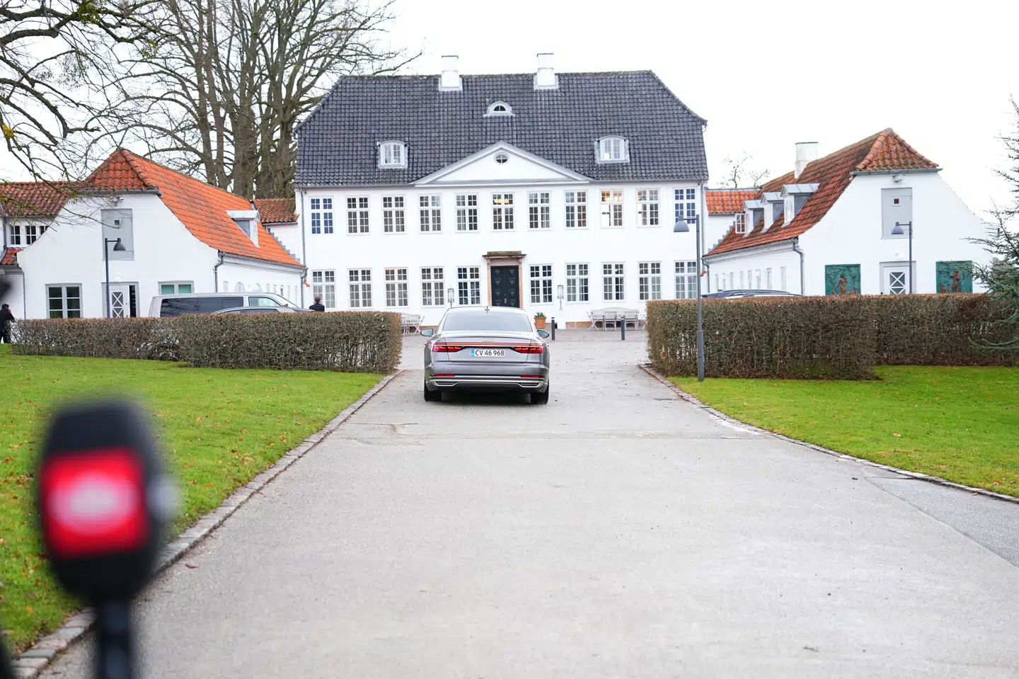 Regeringsforhandlingerne er i disse dage i gang på Marienborg, men der kan potentielt gå længe, før en ny regering er fundet. Derfor bør der etableres et beredskab, mener DI. (Arkivfoto).